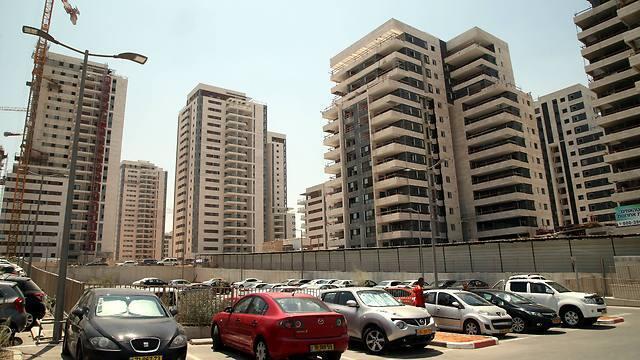 Новостройки в Рош ха-Аине. Фото: Ярив Кац (צילום: יריב כץ) Новостройки в Рош ха-Аине. Фото: Ярив Кац