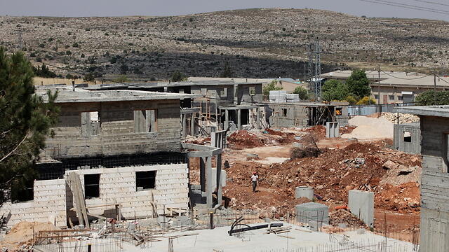 Construction in the settlement of Ofra (Photo: Amit Shabi)