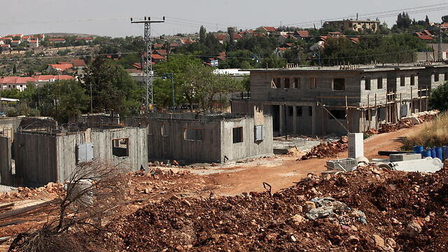 Construction in the settlement of Ofra (Photo: Amit Shabi)