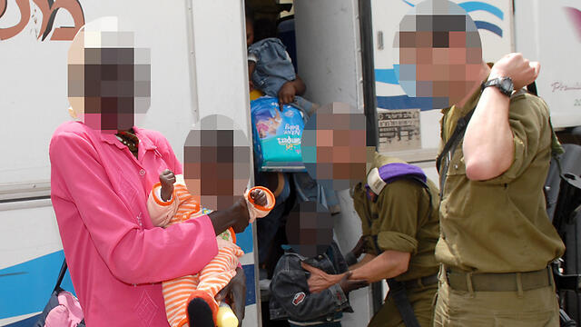 IDF soldiers with refugees on the Egypt border (Photo: Meir Azulay)
