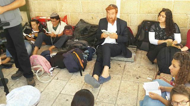 Jewish worshipers, including MK Yehoda Glick, praying outside the Temple Mount complex (Photo: Returning to the Mount)