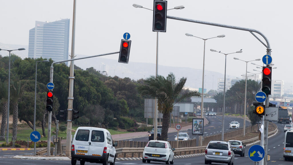 Running a red light - one of the seven offenses for which the punishment will be increased (Photo: Gil Nehushtan) Running a red light - one of the seven offenses for which the punishment will be increased