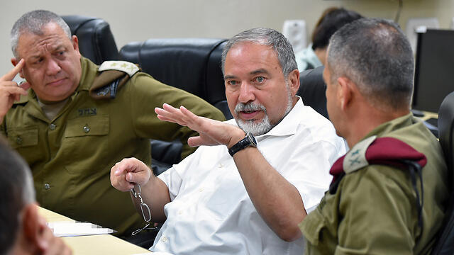 IDF Chief of Staff Eisenkot (L) and Defense Minister Lieberman (Photo: Ariel Harmony, Ministry of Defense) (צילום: אריאל חרמוני, משרד הביטחון) IDF Chief of Staff Eisenkot (L) and Defense Minister Lieberman (Photo: Ariel Harmony, Ministry of Defense)