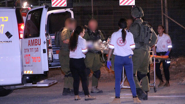 Soldier being evacuated from the Mt. Dov accident (Photo: Zohar Shachar) (צילום: זהר שחר) Soldier being evacuated from the Mt. Dov accident (Photo: Zohar Shachar)