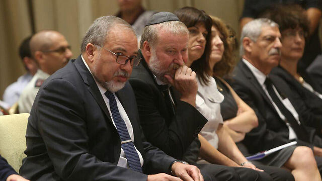 Lieberman and Attorney General Avichai Mandelblit (Photo: Alex Kolomoisky)