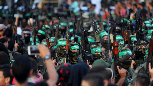 Izz ad-Din al-Qassam Brigades, the military wing of Hamas, marching in Gaza (צילום: AP) Izz ad-Din al-Qassam Brigades, the military wing of Hamas, marching in Gaza