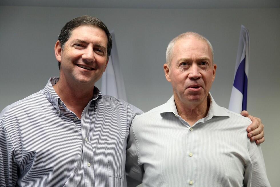 Бывший председатель совета директоров "Амидара" Ицхак Лакс и министр строительства Йоав Галант. Фото: Гидон Маркович