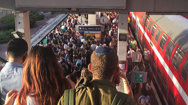 Delays in Tel Aviv train station due to the fire (Photo: Gilad Carmeli)