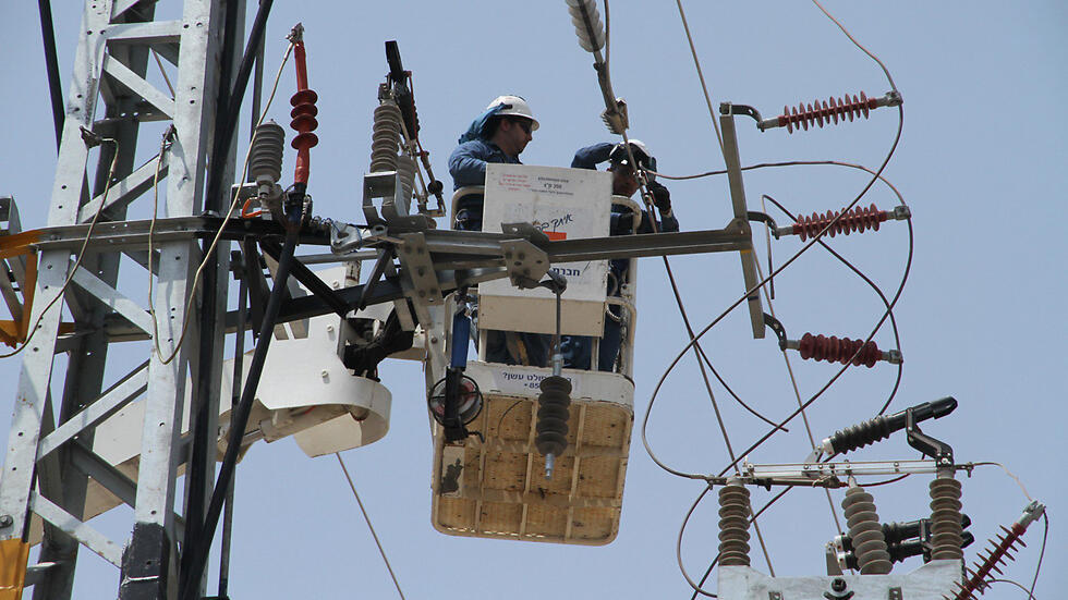 Electircal worker working on power lines (Photo: Zohar Shachar) (צילום: זהר שחר) Electircal worker working on power lines (Photo: Zohar Shachar)