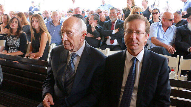 Shimon Peres and Isaac Herzog (Photo: Dana Kopel) (צילום: דנה קופל) Shimon Peres and Isaac Herzog (Photo: Dana Kopel)