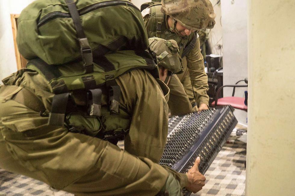 Confiscation of radio equipment (Photo: IDF Spokesperson)