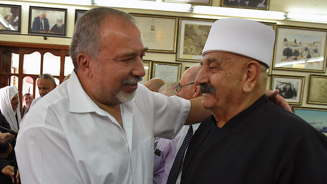 Israeli Foreign Minister with members of the Druze community (Photo: Ariel Harmoni) (צילום: אריאל חרמוני, משרד הביטחון) Israeli Foreign Minister with members of the Druze community (Photo: Ariel Harmoni)