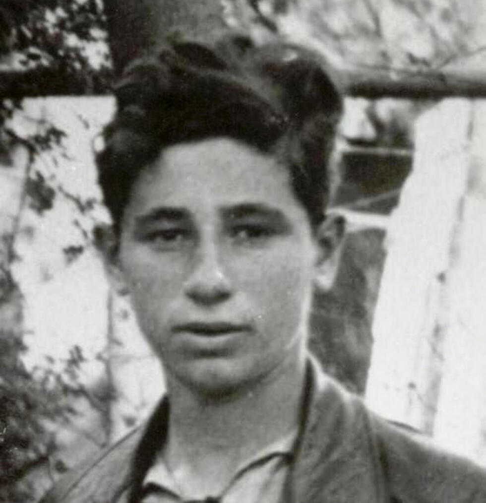 Peres in his teens (Photo: Shimon Peres Archive)