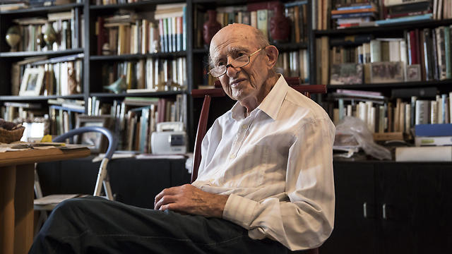 Former Avenger Joseph Hameratz in his Tel Aviv home (Photo: AP) (AP) Former Avenger Joseph Hameratz in his Tel Aviv home (Photo: AP)