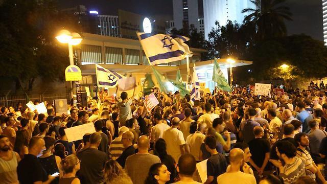 Protest outside Savidor Central Railway Station (Photo: Motti Kimchi)