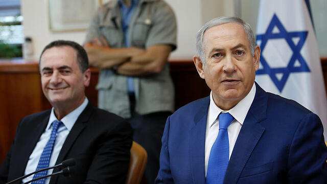 Netanyahu (R) and Katz at Sunday's cabinet meeting (Photo: AFP)