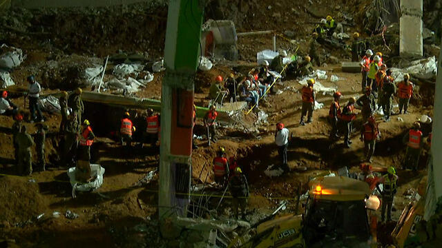 Digging continues into the night. (Photo: Yogev Atias) (צילום: יוגב אטיאס) Digging continues into the night. (Photo: Yogev Atias)