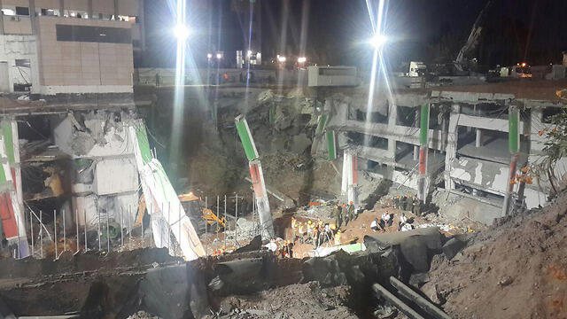 Floodlights illuminate the dark and dusty scene (Photo: Itai Blumental) (צילום: איתי בלומנטל) Floodlights illuminate the dark and dusty scene (Photo: Itai Blumental)