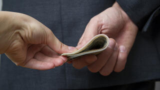 "במילוי תפקידו עשה מעשה מרמה והפרת אמונים". אילוסטרציה