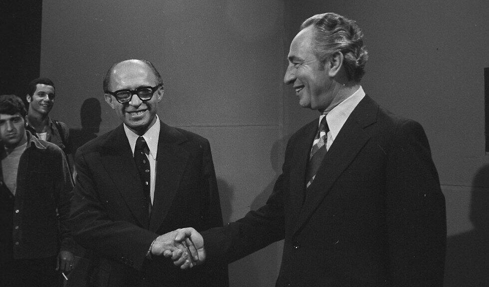 Peres with Menachem Begin at an election debate in 1977 (Photo: David Rubinger)