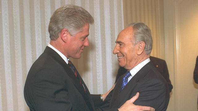 Former US President Bill Clinton with Shimon Peres (Photo: Saar Yaakov/GPO)