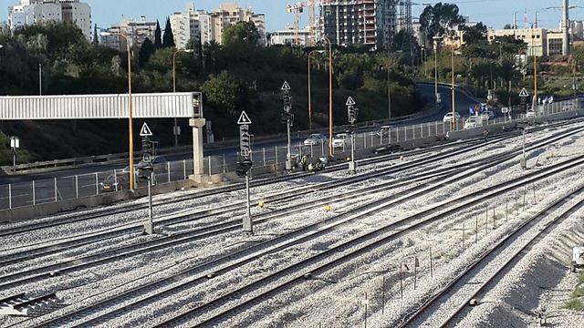 Tel Aviv - Arlozorov tracks on Saturday afternoon (Photo: Itay Blumental) (צילום: איתי בלומנטל) Tel Aviv - Arlozorov tracks on Saturday afternoon (Photo: Itay Blumental)