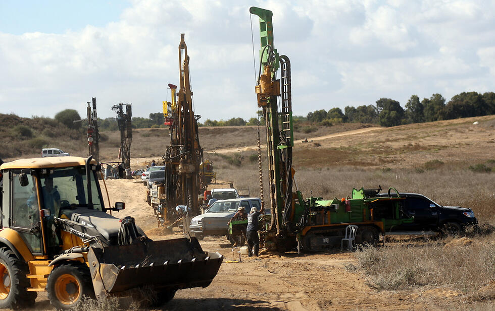 Construction of an obstacle against tunnels (Photo: Roee Idan) (צילום: רועי עידן ) Construction of an obstacle against tunnels (Photo: Roee Idan)