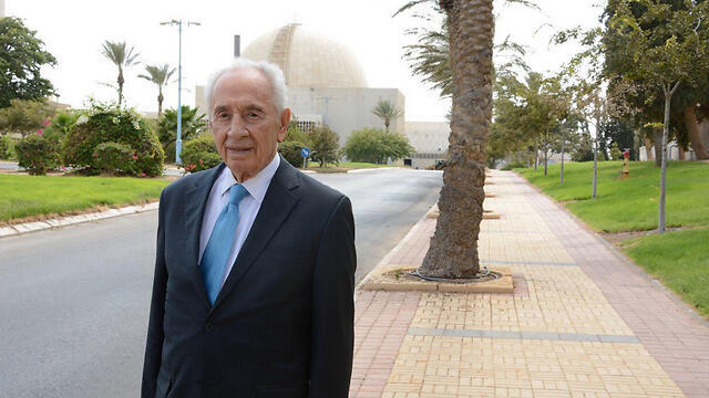Shimon Peres at the Negev Nuclear Research Institute (The Council for Atomic Energy)
