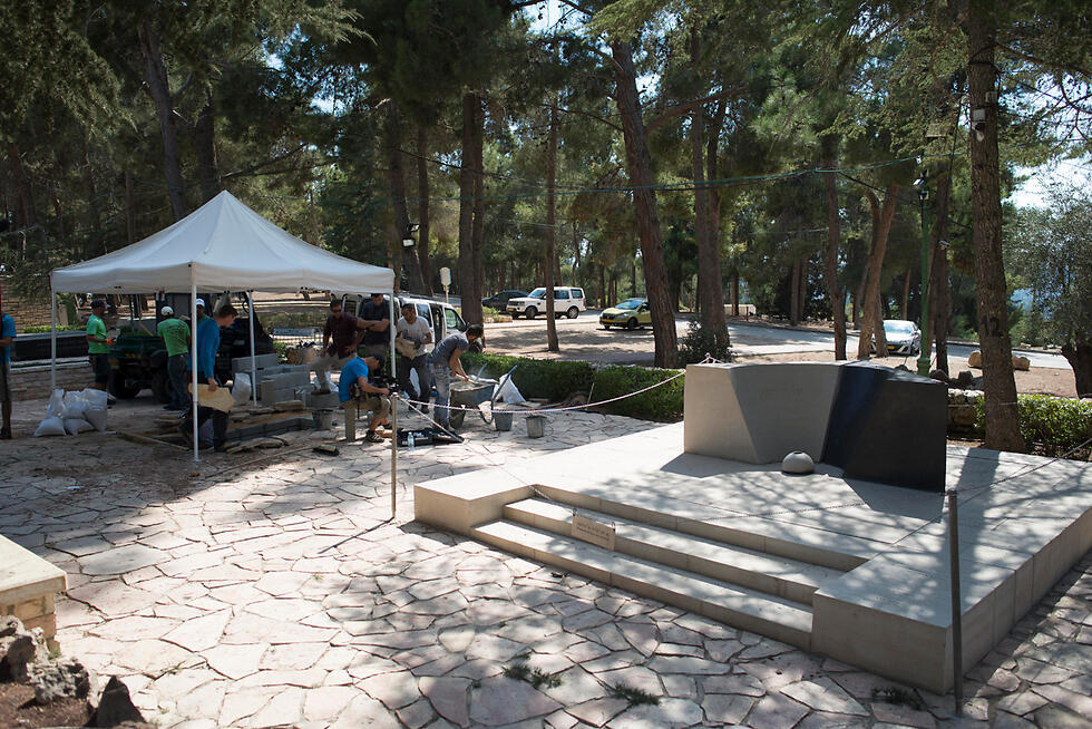 Peres's burial plot (Photo: Alex Davidkovich)