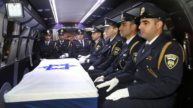 Peres's procession on its way to Jerusalem (Photo: Avi Mualem) (צילום: אבי מועלם) Peres's procession on its way to Jerusalem (Photo: Avi Mualem)