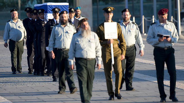 Peres's casket arriving at the Knesset (Photo: AP) (צילום: AP) Peres's casket arriving at the Knesset (Photo: AP)