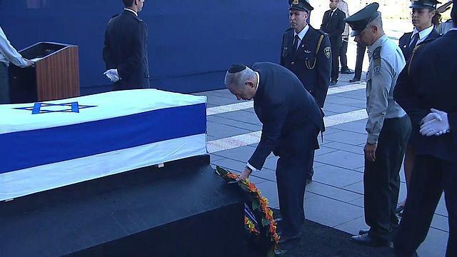 Prime Minister Netanyahu laying a wreath (Photo: Mizmor) (צילום: מזמור) Prime Minister Netanyahu laying a wreath (Photo: Mizmor)