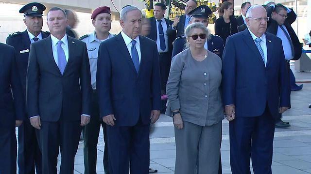 Left to right: Knesset Speaker Edelstein, Prime Minister Netanyahu, Mrs. Rivlin, President Rivlin (Photo: Mizmor) (צילום: מזמור) Left to right: Knesset Speaker Edelstein, Prime Minister Netanyahu, Mrs. Rivlin, President Rivlin (Photo: Mizmor)