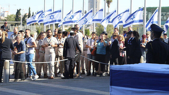 Israelis wait their turn to pay their respects (Photo: Gil Yohanan) (צילום: גיל יוחנן) Israelis wait their turn to pay their respects (Photo: Gil Yohanan)