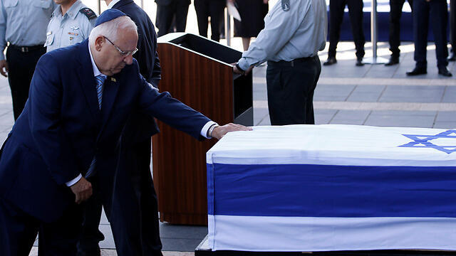 President Rivlin paying his respects (Photo: Reuters) (צילום: רויטרס) President Rivlin paying his respects (Photo: Reuters)
