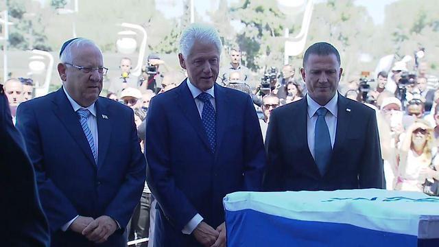 Former US President Bill Clinton stands with President Reuven Rivlin (l) and Yuli Edelstein (r) as he bids his final farewell to Shimon Peres (צילום: מזמור) Former US President Bill Clinton stands with President Reuven Rivlin (l) and Yuli Edelstein (r) as he bids his final farewell to Shimon Peres