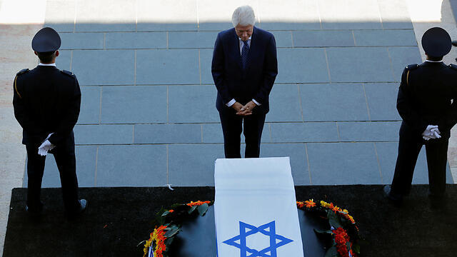 Clinton stands before Peres' casket (Reuters) (צילום: רויטרס) Clinton stands before Peres' casket (Reuters)