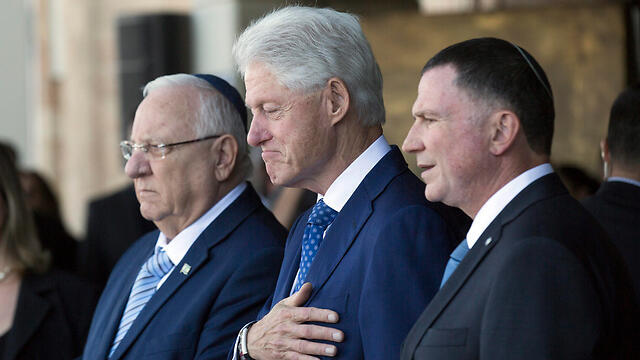 L-R: Reuven Rivlin, Bill Clinton and Yuli Edelstein (Photo: EPA) (צילום: EPA) L-R: Reuven Rivlin, Bill Clinton and Yuli Edelstein (Photo: EPA)