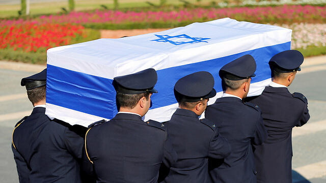 Shimon Peres's casket is carried to Mt. Herzl (Photo: Reuters)