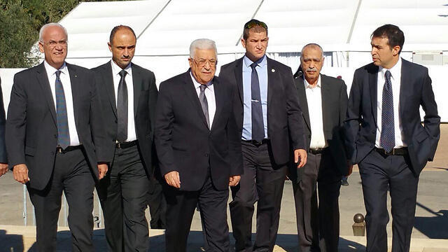 Mahmoud Abbas with his Palestinian entourage (Photo: Idan Arbel)