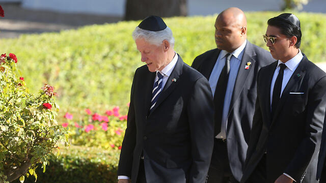 Former US President Clinton arrives at the funeral (Photo: AFP)