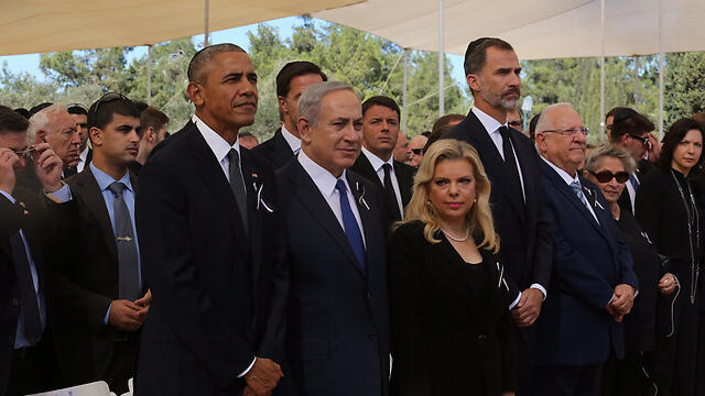 US President Obama standing next to Prime Minister Netanyahu and Mrs. Netanyahu (Photo: Gil Yohanan)