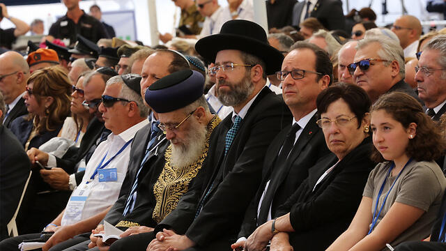 Supreme Court President Miriam Naor sitting next to French President Hollande. Israel's two chief rabbis, David Lau and Yitzhak Yosef, center, sitting next to Jerusalem Mayor Barkat (Photo: Gil Yohanan)
