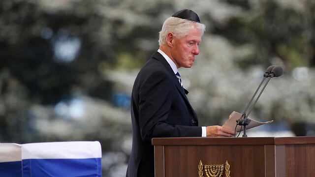 Clinton speaks at Peres's funeral (Photo: AP)
