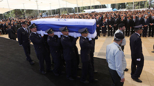 Peres's casket being carried (Photo: Gil Yohanan)