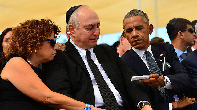 US President Obama hands Chemi Peres a handkerchief (Photo: Koby Gideon, GPO)