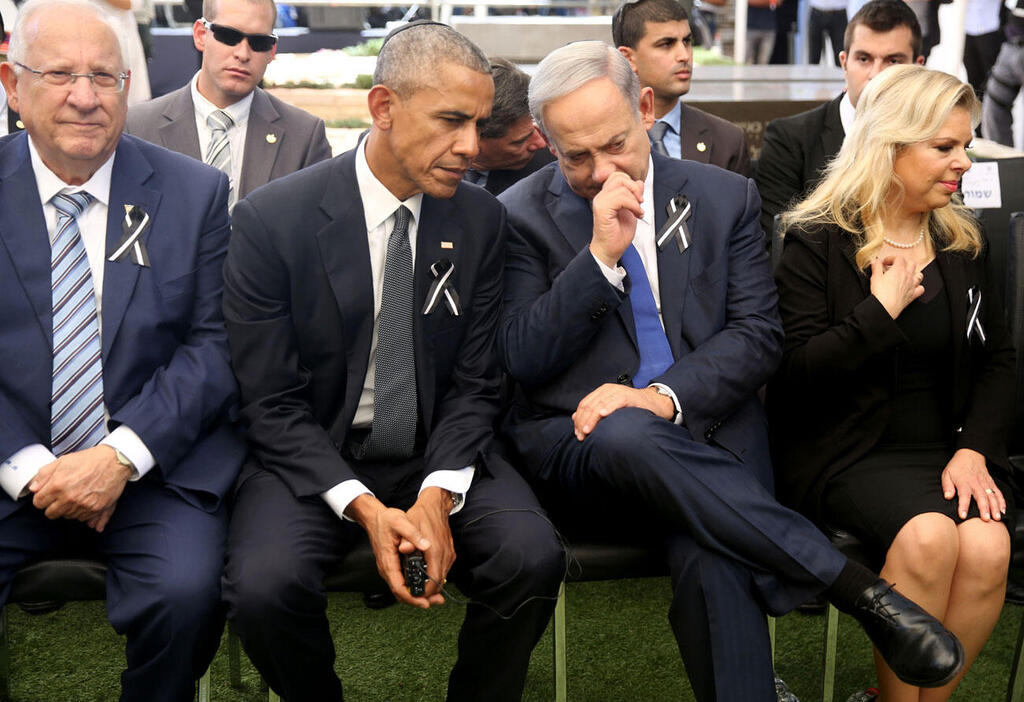 Prime Minister Netanyahu talks to US President Obama, with President Rivlin and Mrs. Netanyahu flanking them (Photo: AFP)