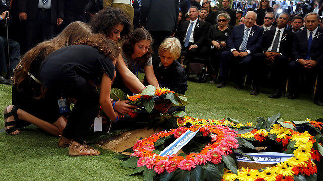 Family members lay wreaths on Peres's grave (Photo: Reuters)