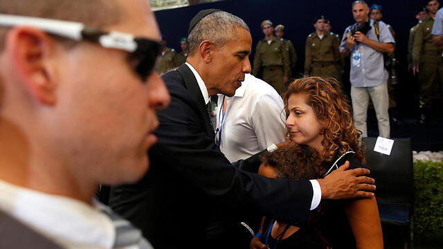 Obama offers his condolences to Peres's family (Photo: EPA)