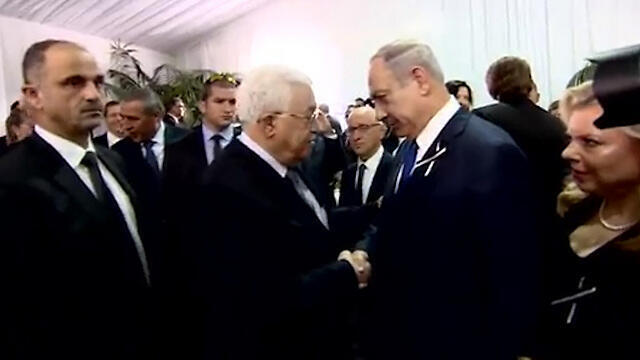 Palestinian President Abbas shakes Prime Minister Netanyahu's hand (Photo: GPO)